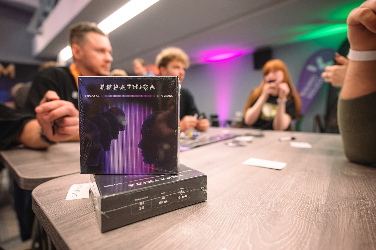 „Empathica“ stalo žaidimo dėžutė ant stalo komandos susitikimo metu